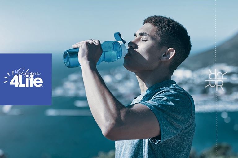 Un hombre bebiendo agua de una botella en un día soleado, manteniéndose hidratado.